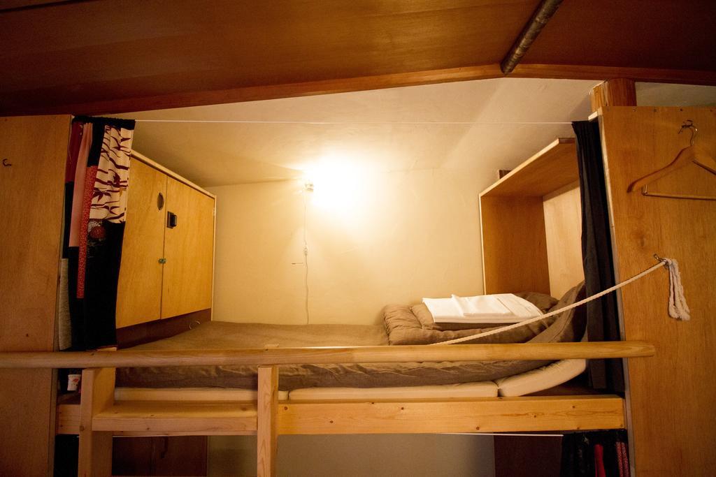 Roku Hostel Hiroshima Buitenkant foto